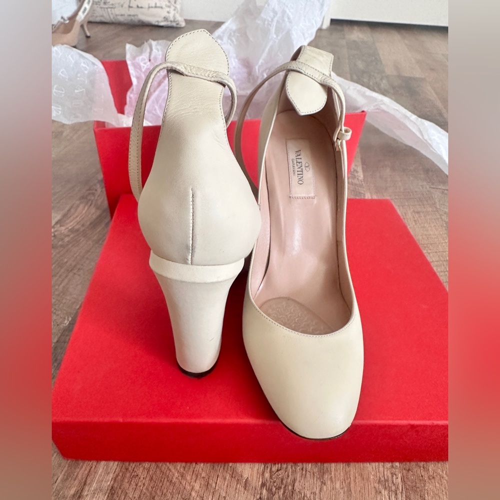 Valentino Garavani Beige Ankle Strap Heels - Picture 4 of 15